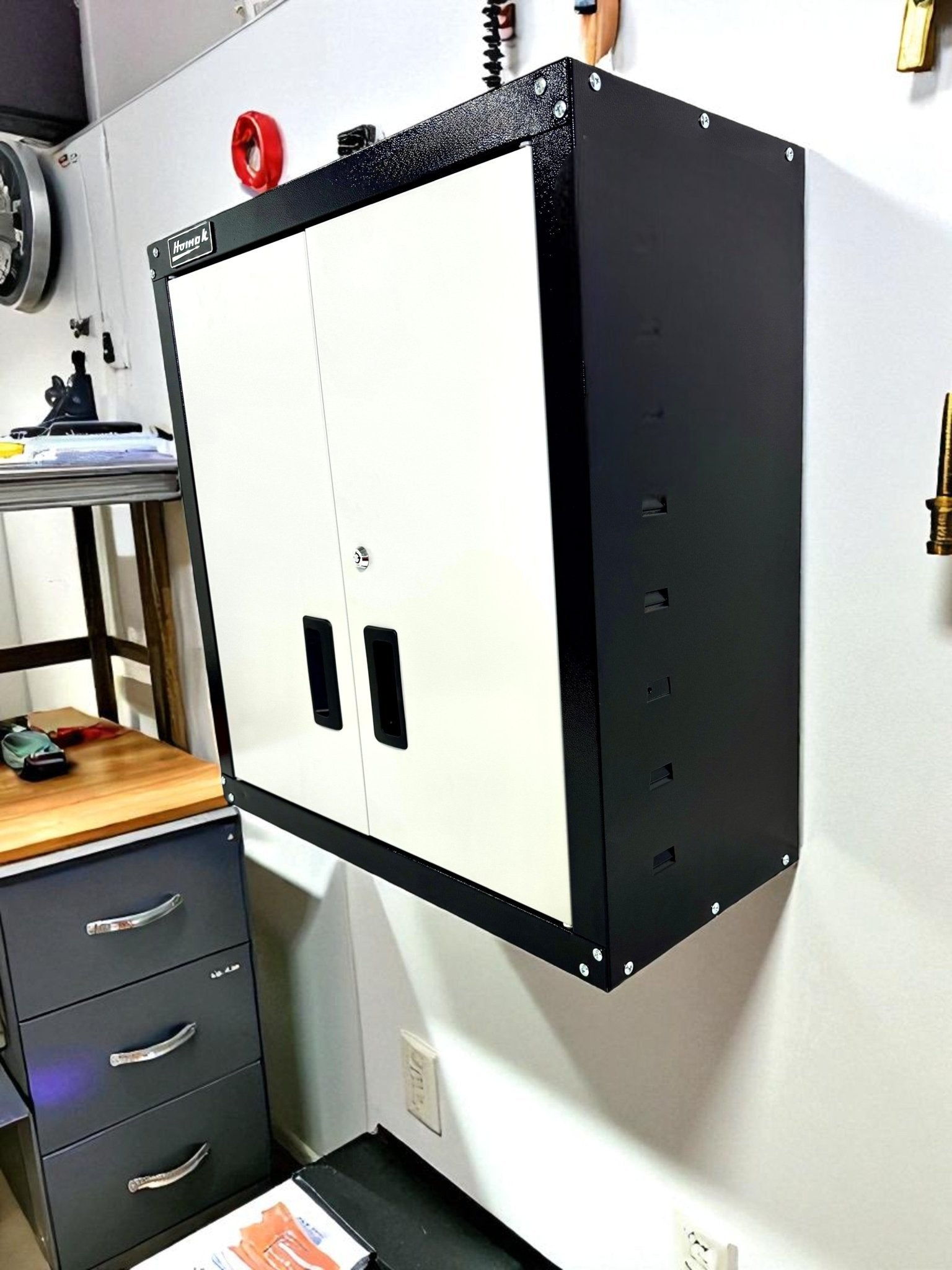 Steel garage wall cabinet with adjustable shelves - Securability